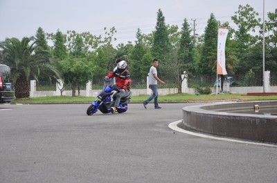 雅迪电动车小区飞车惊魂，路过哥们吓傻引热议